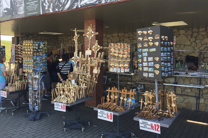2 countries! Hill of Crosses, Rundale Palace and Bauska castle - How the guides shape the day