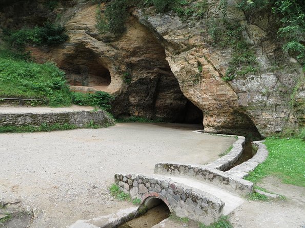 From Riga: Sigulda & Turaida Legends Group Tour - How the guiding shapes the day