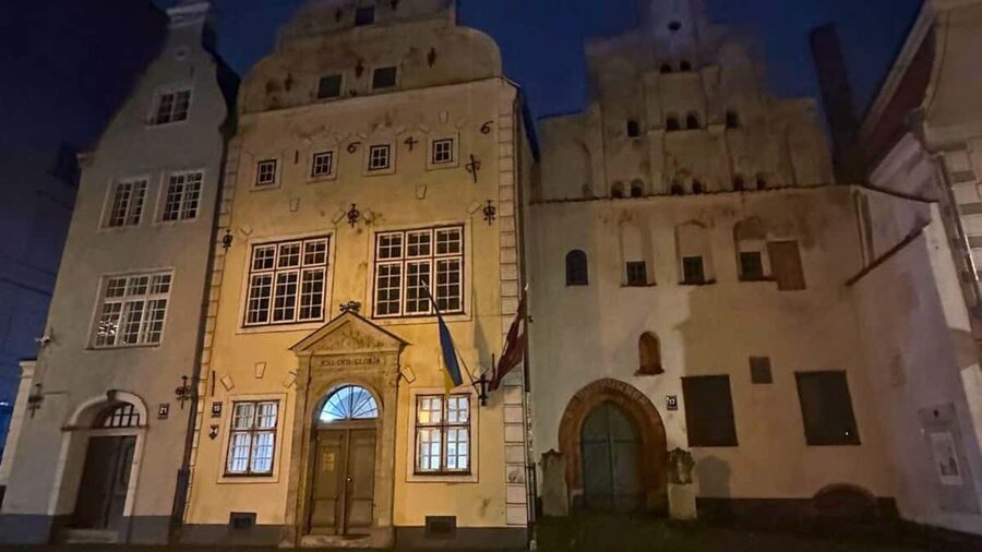 Old Riga Walking Tour: Legends & Hidden Gems EN, DE, ESP - Livu Square, the Great Guild, and the Cat House