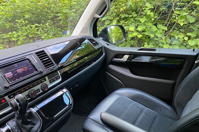 Riga Airport Private Transfer - private group 1 to 8 pax - Comfort for families and phone-dependent arrivals