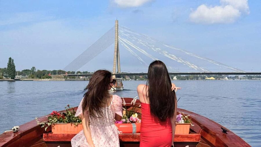 Riga: Canal Boat Tour with Welcome Drink & Audio Guide - Riga Castle and the return to Andrejosta