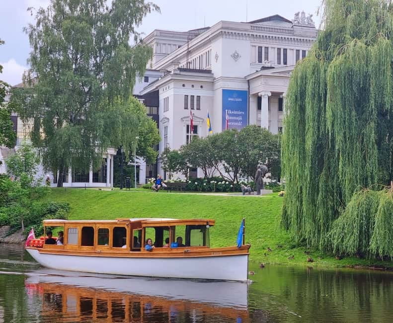 Riga: Canal & Daugava Cruise on a Historic Wooden Boat - The return through Kronvalda Park