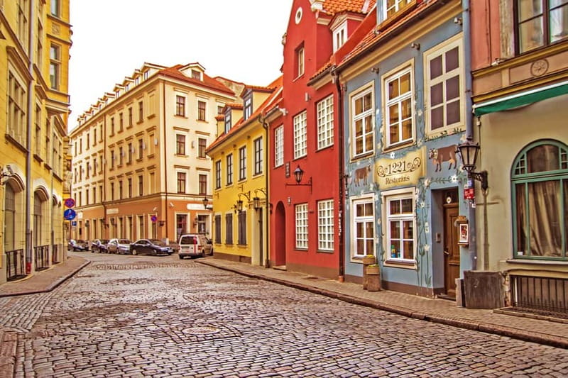 Riga: Guided Old Town Walking Tour - Town Hall Square and the House of Blackheads