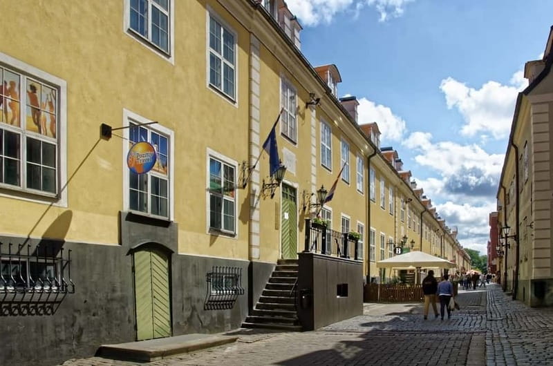 Riga: Guided Old Town Walking Tour - Following the city wall toward Riga Castle