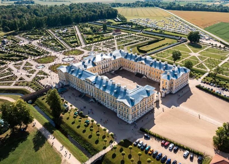 Riga: Hill of Crosses, Guided Rundale Palace & Bauska Castle - The guide can make or break a long route