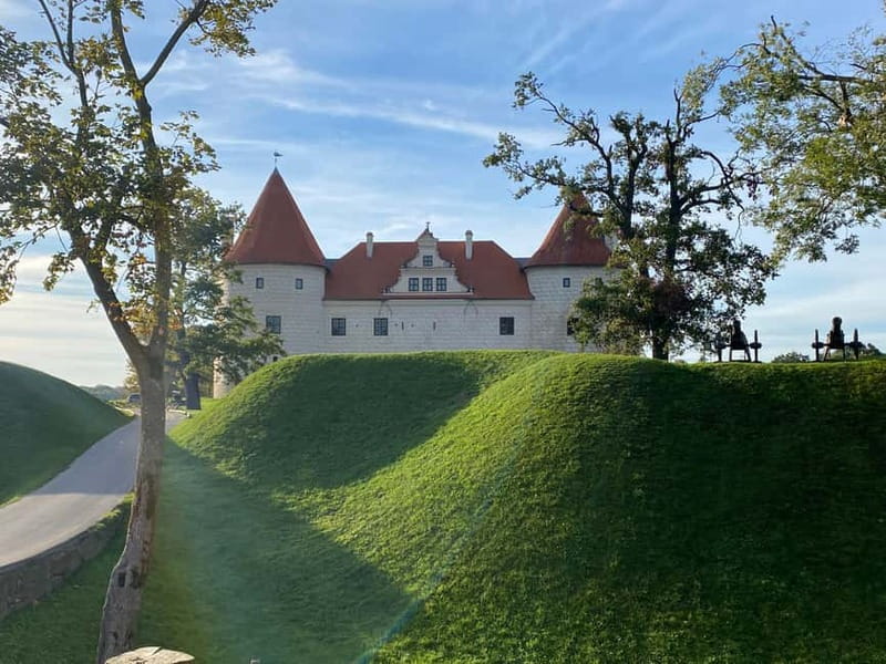 Riga: Hill of Crosses, Guided Rundale Palace & Bauska Castle - What the $130 price really covers