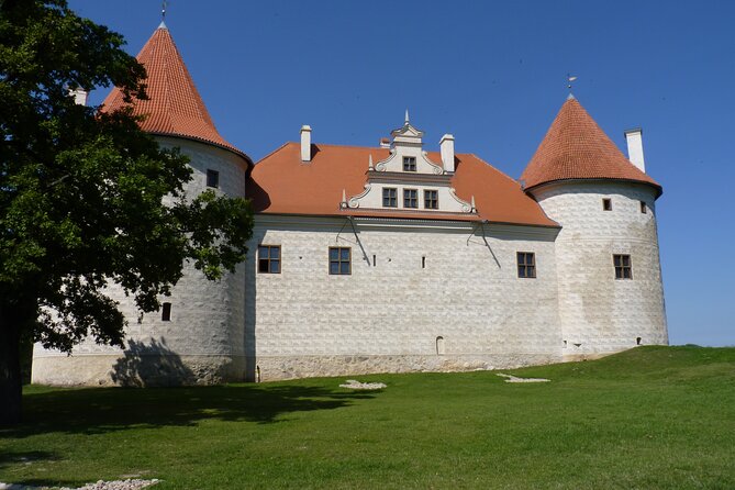 Riga: Hill of Crosses & Guided Rundale Palace with Bauska Castle - A short walk through Rundale’s French Garden