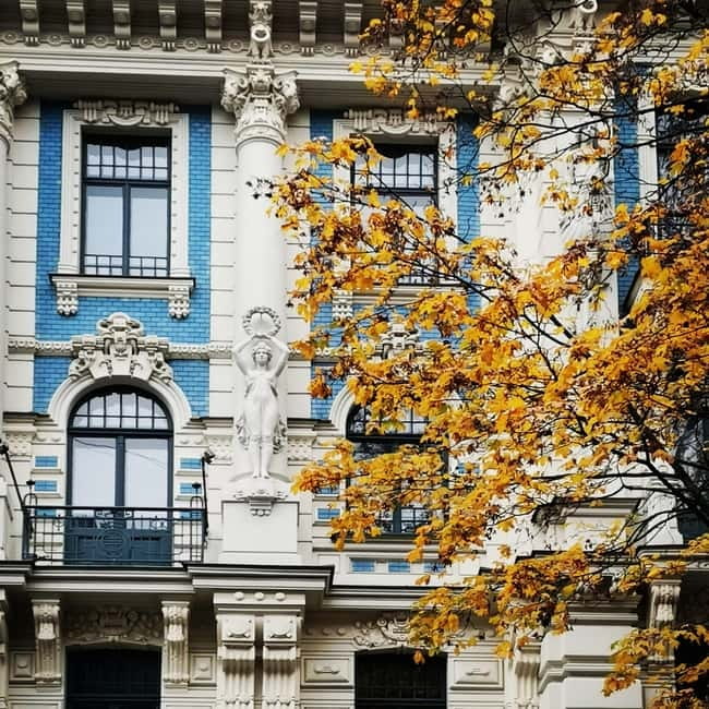 Riga: Jewish History and Heritage Tour - How the small group and car change the experience