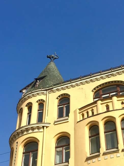 Riga: Old Town Walking Tour in a Small Group or Private - Riga Castle and the presidential district