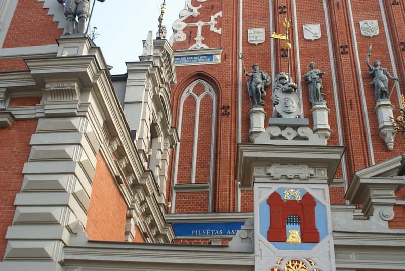 Riga: Old Town Walking Tour with Art Nouveau Highlights - Convent Yard and St. John’s Church