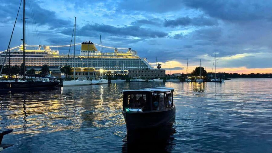 Riga Package: Canal Boat Tour + Drink & Old Town Audio Guide - Riga Castle and the return loop