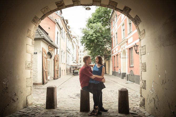 Riga Private Photoshoot Tour - Barricades Memorial and the Latvian Parliament