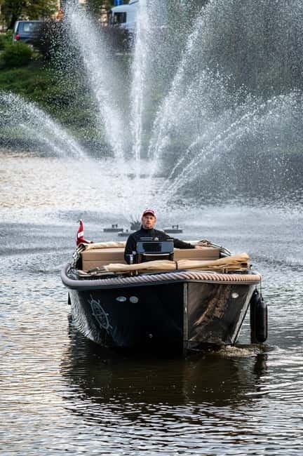 Riga: Private tour - City Panorama with premium class boat - Why seeing Riga from the water works so well