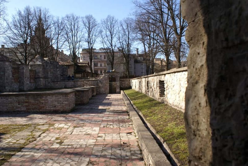 Riga’s Jewish Heritage: A 2 h Walking Tour in a small group - Starting at the House of the Black Heads