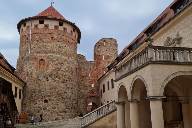 Riga to Vilnius - Sightseeing transfer - Who should book this Riga to Vilnius route